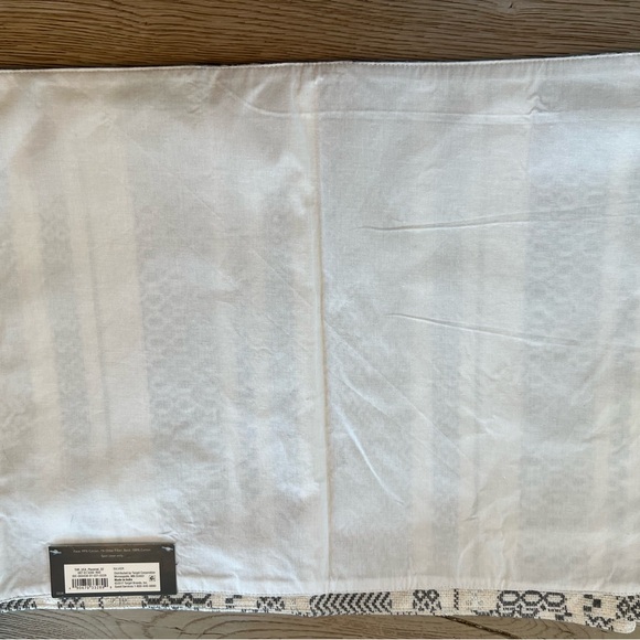 4 NWT Threshold Holiday Placemats from 2017 - Picture 3 of 3